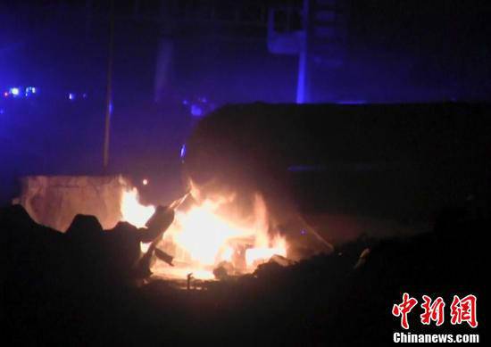 火災(zāi)現(xiàn)場(chǎng)，可以看到一個(gè)儲(chǔ)氣罐正在熊熊燃燒。