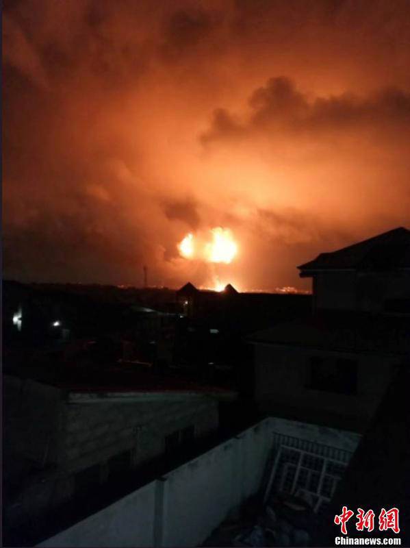 當(dāng)?shù)貢r(shí)間10月7日，加納首都阿克拉市區(qū)北部一燃?xì)庹井?dāng)晚發(fā)生爆炸，造成至少2人死亡。從視頻截圖畫面來看，現(xiàn)場(chǎng)火光沖天，火勢(shì)兇猛。