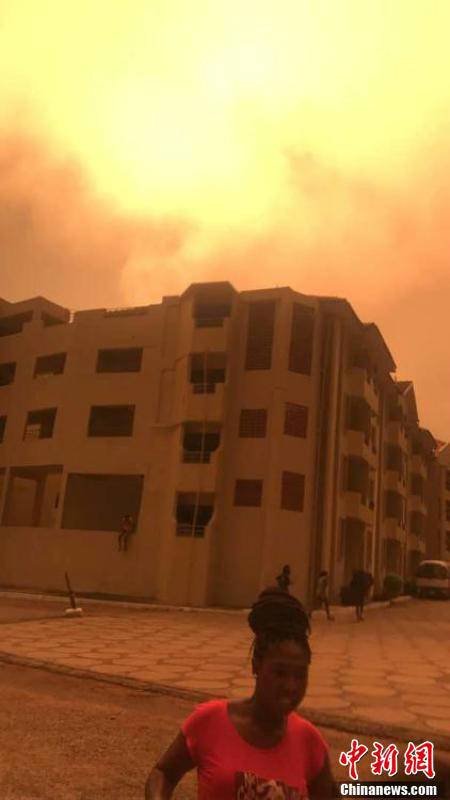 據(jù)悉，爆炸發(fā)生在當(dāng)晚7時(shí)30分許。加納國(guó)家災(zāi)難管理組織官員阿布&middot;拉馬丹在現(xiàn)場(chǎng)說，目前確認(rèn)爆炸造成至少2人死亡。