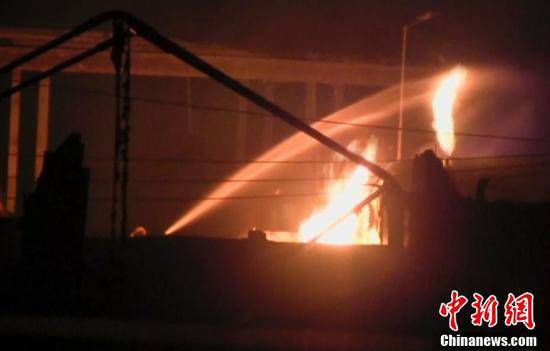 消防人員在現(xiàn)場(chǎng)進(jìn)行滅火。