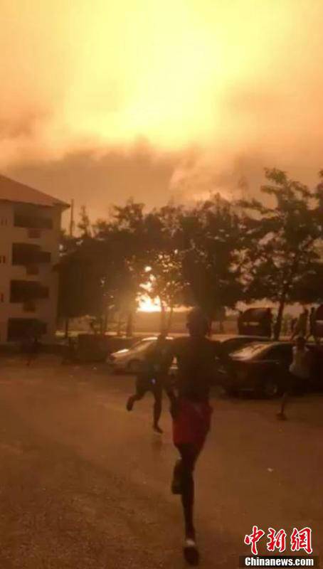 現(xiàn)場(chǎng)目擊者稱，該燃?xì)庹颈ê笠剂讼噜彽囊粋€(gè)加油站，引發(fā)二次爆炸。