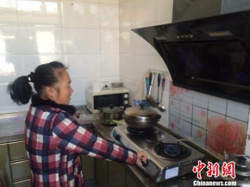 圖為居民用燃?xì)庠钭鲲?。　李庭?攝